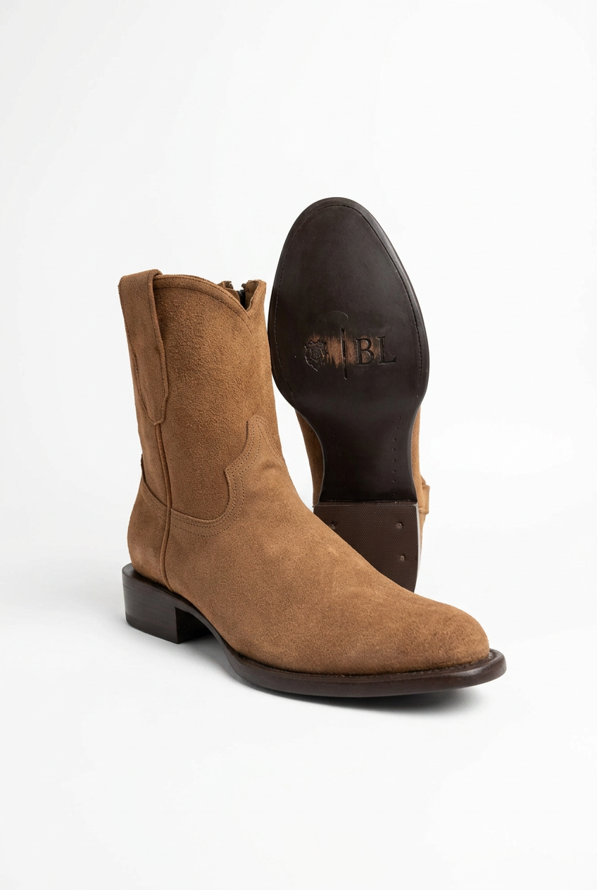 Botas con fondo blanco, vista frontal y suela