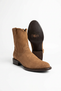 Botas con fondo blanco, vista frontal y suela