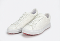 Tenis blancos con textura visible sobre fondo blanco