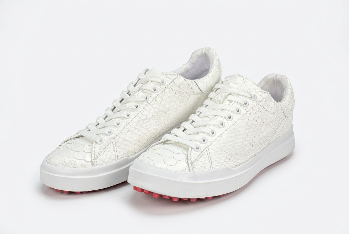 Tenis blancos con textura visible sobre fondo blanco