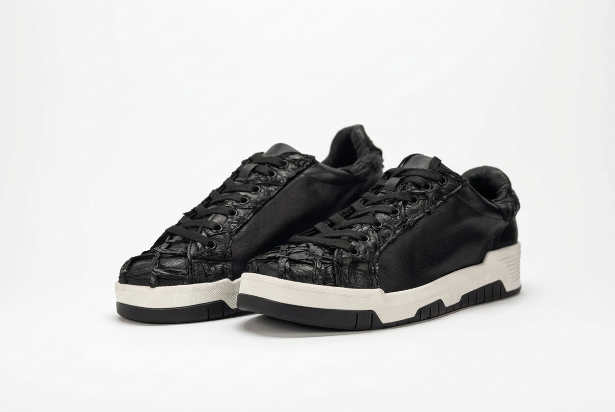 Tenis negros con fondo blanco e iluminación suave